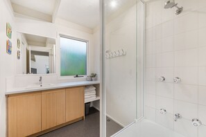 Combined shower/bathtub, hair dryer, towels, soap - Sorrento Ripper In Dream Location- 5 mins walk to Beach,15 mins walk to Village (Sorrento)