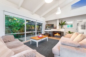 Smart TV, books - Sorrento Ripper In Dream Location- 5 mins walk to Beach,15 mins walk to Village (Sorrento)