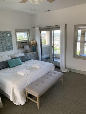 4 bedrooms, iron/ironing board, travel cot, WiFi - Gorgeous Southside Slopes home with outdoor hot tub and city view! (Pittsburgh)