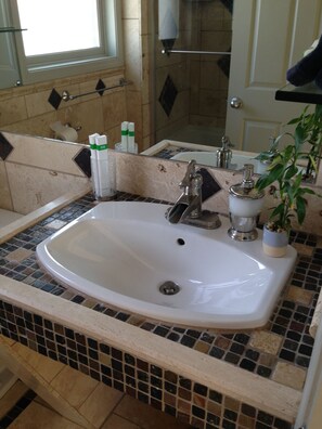 Combined shower/bathtub, hair dryer, towels, soap