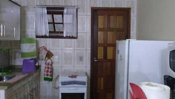 Geladeira, micro-ondas, cooktop, cafeteira/chaleira