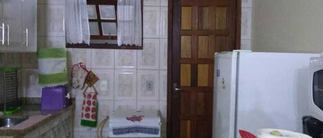 Kühlschrank, Mikrowelle, Herdplatte, Wasserkocher mit Kaffee-/Teezubehör