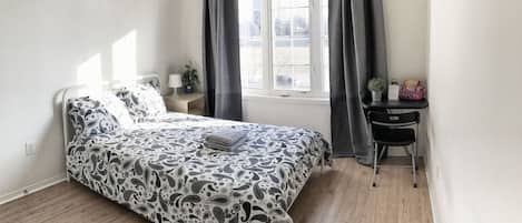 2 bedrooms, in-room safe, desk, iron/ironing board