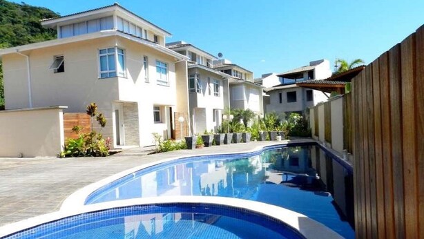 A modern residential building with a swimming pool. - BEAUTIFUL HOUSE CAMBURY Gated Community 5 Bedrooms 300mts from the Beach, Camburi, S.Sebastião (SÃO SEBASTIÃO)