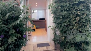 A modern house with a wooden staircase leading to a living area. - BEAUTIFUL HOUSE CAMBURY Gated Community 5 Bedrooms 300mts from the Beach, Camburi, S.Sebastião (SÃO SEBASTIÃO)