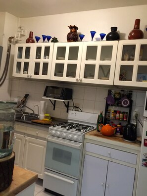 Kylskåp, mikrovågsugn, spishäll och kaffe- och tebryggare