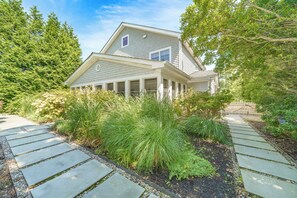 Exterior - 5 bdrm with pool - walk to the Harbor (Montauk)