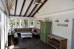 TV connectée, livres, chaîne hi-fi