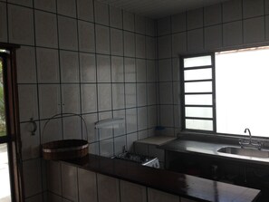 Fridge, stovetop, blender, cookware/dishes/utensils - Comfortable and airy 3-bedroom house in Jardim Rio da Praia. (Bertioga)