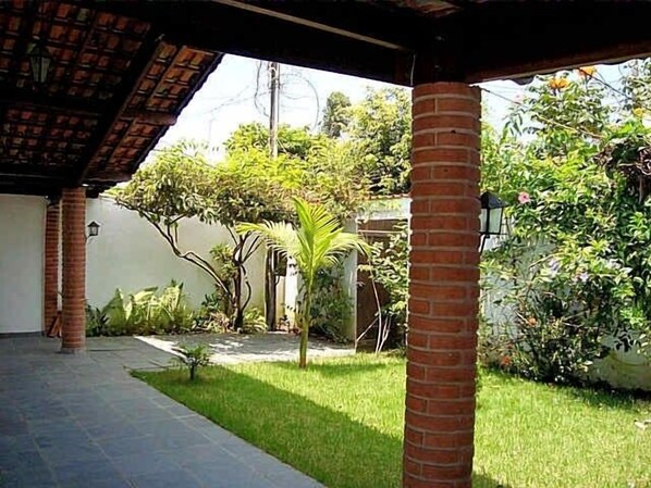 Property grounds - Comfortable and airy 3-bedroom house in Jardim Rio da Praia. (Bertioga)