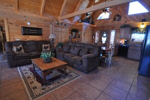 Smart TV, lareira, DVD player, pebolim