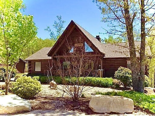 Wilderness Retreat Cabin- Lg Game Room, Private Hot Tub; 1 Mile to Thunder Ridge