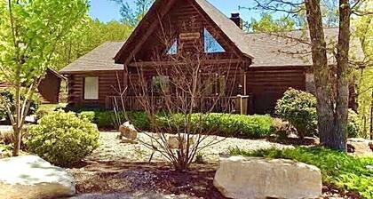 Wilderness Retreat Cabin- Lg Game Room, Private Hot Tub; 1 Mile to Thunder Ridge