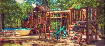 Wilderness Retreat Cabin- Lg Game Room, Private Hot Tub; 1 Mile to Thunder Ridge