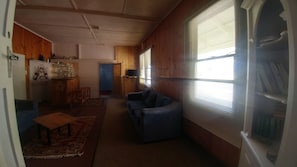 Fernseher, Kamin, Bücher