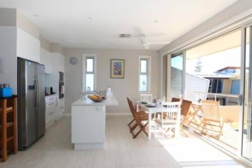 Moana Beach “Elandra Beach House”