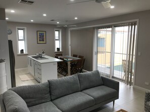 Living area - Moana Beach “Elandra Beach House” (Moana)