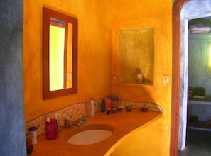 Regadera, toallas, papel de baño