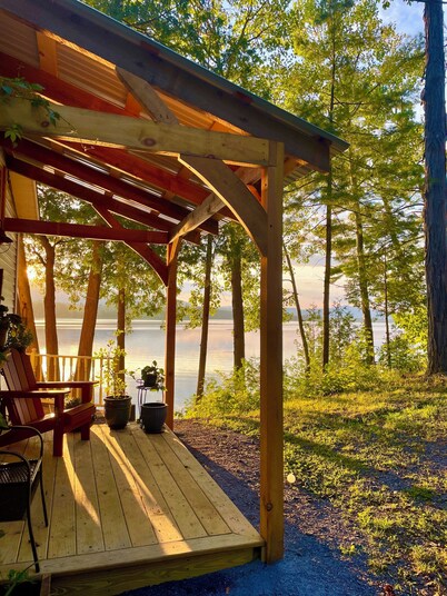 Lakeside heavenly isolation