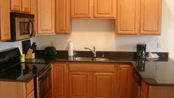 Frigorífic, microones, forn i placa de cuina