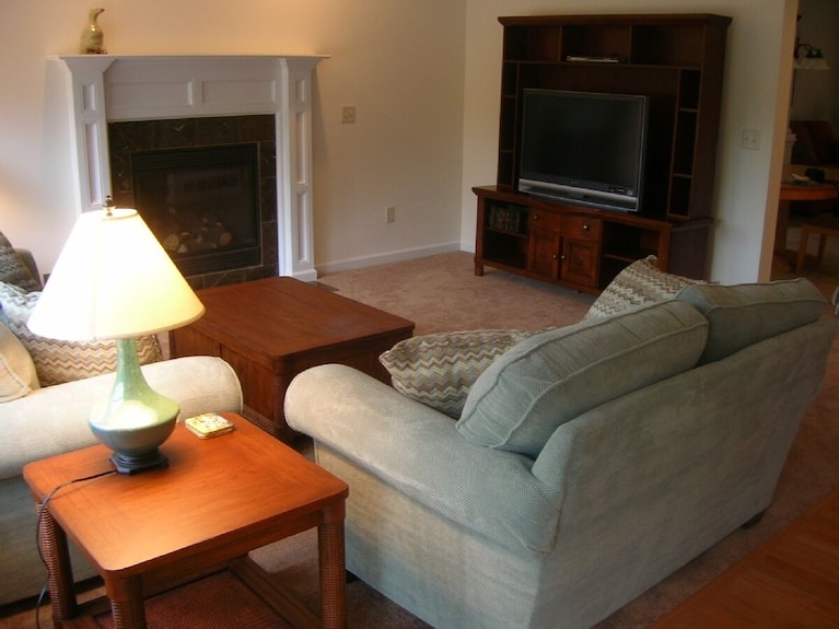 Large & Comfy Townhome. Fully Stocked. Filtered Lake Views. Steps To The Beach! - Lake George, NY