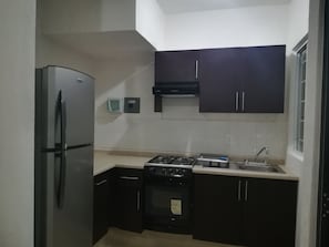 Réfrigérateur, four à micro-ondes, un four, surface de cuisson