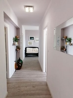 Télévision, cheminée, table de tennis de table, chaßne hi-fi