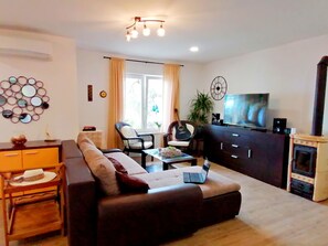 TV, fireplace, ping pong, stereo