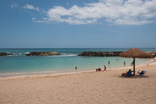 En la playa y toallas de playa 