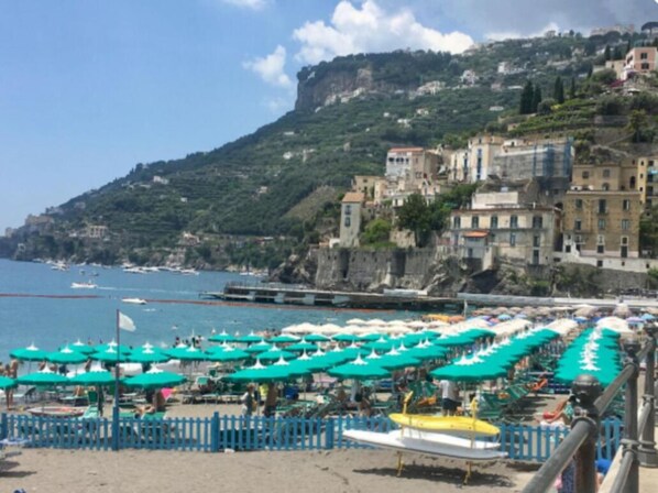 Plage, chaises longues, serviettes de plage