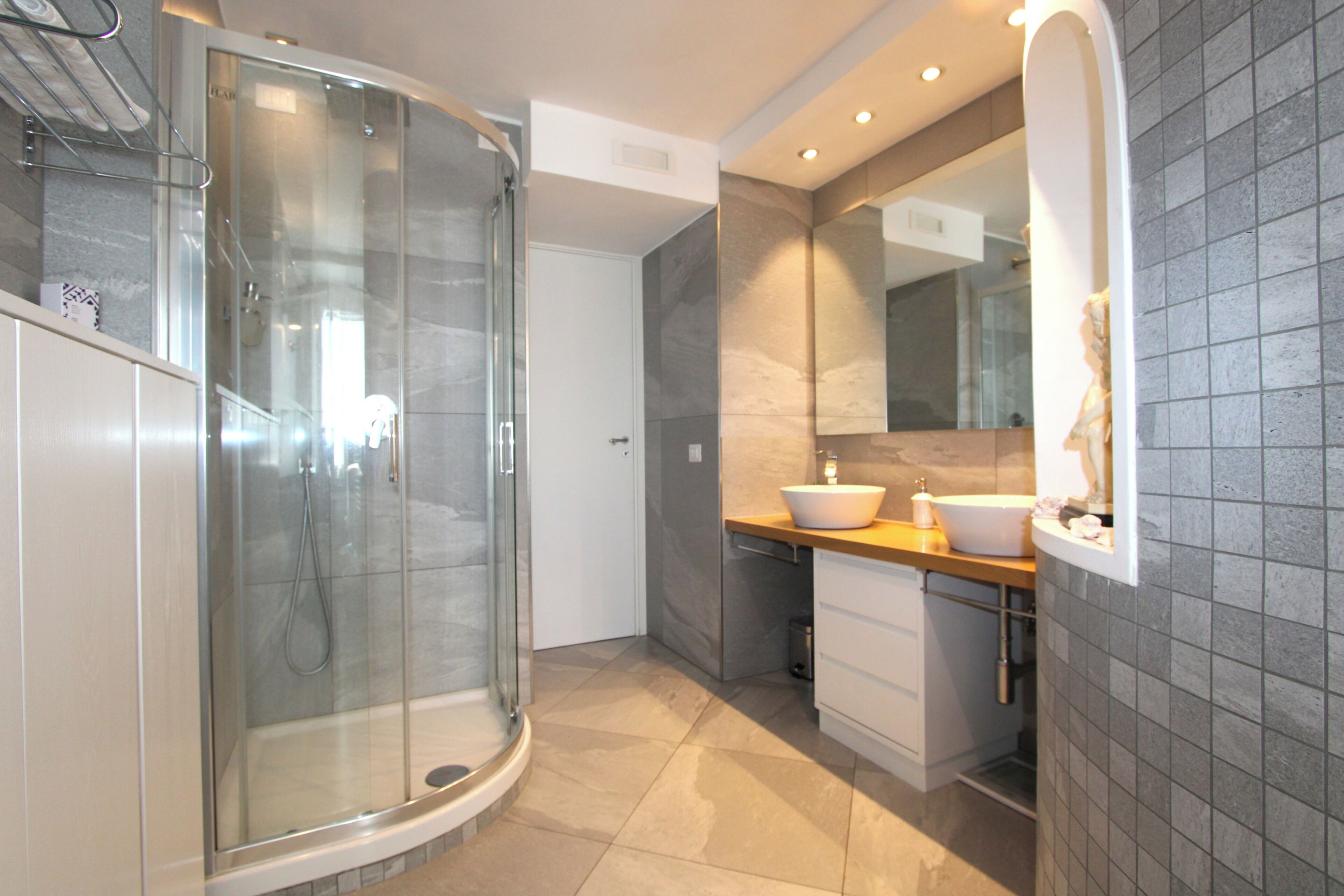 Combined shower/tub, hair dryer, bidet, towels