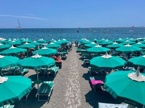 Sur la plage, chaise longue, serviettes de plage