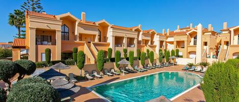 Una piscina al aire libre, una piscina climatizada