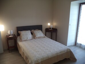 4 bedrooms, iron/ironing board, travel crib, internet