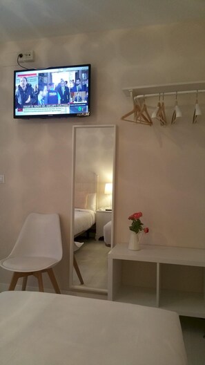 4 chambres, système d’insonorisation, fer et planche à repasser