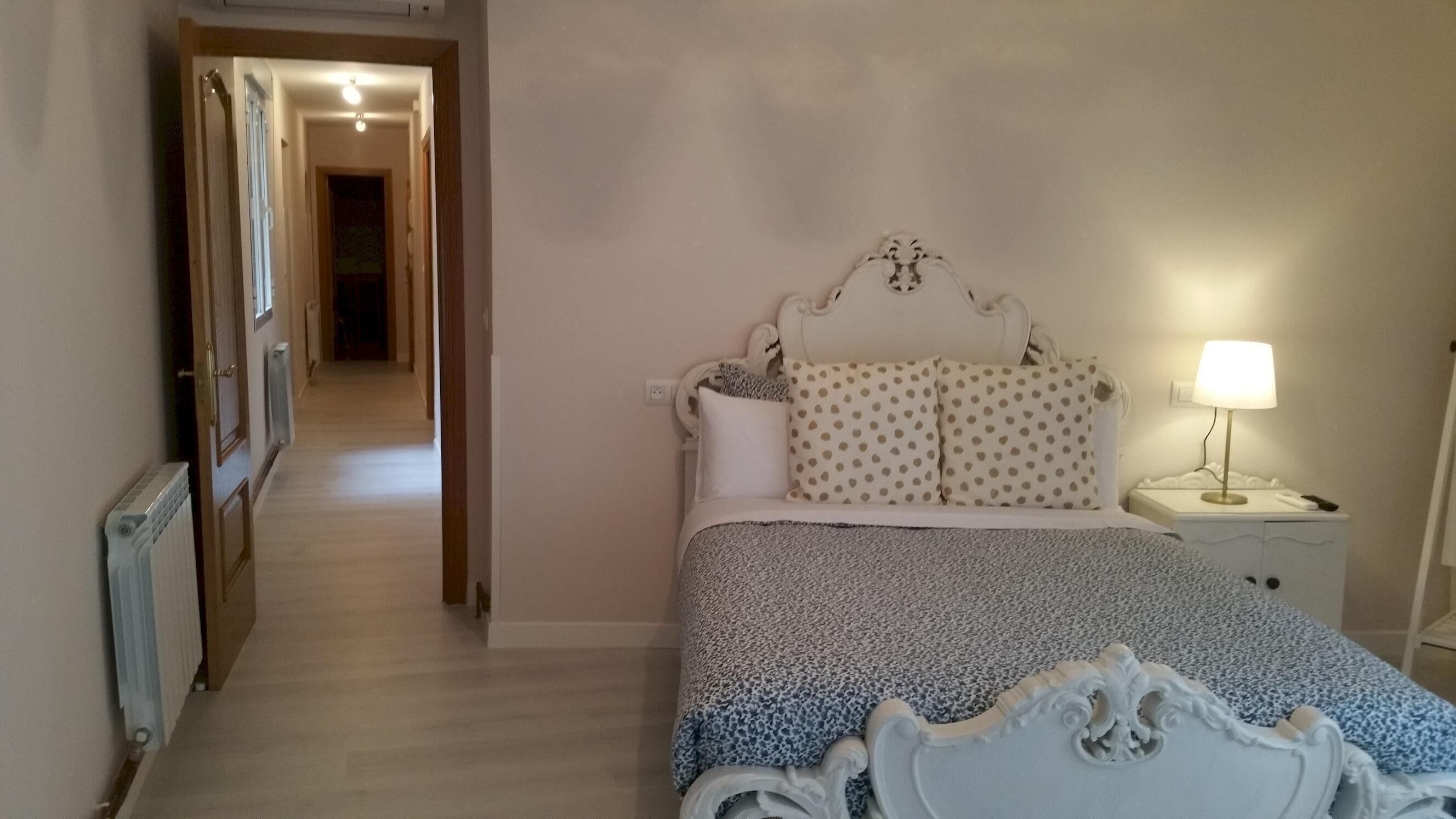 4 habitaciones, insonorización y tabla de planchar con plancha 