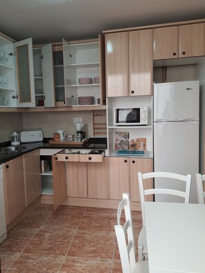 Refrigerador, microondas, lavavajillas y cafetera y tetera 