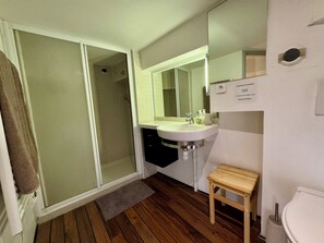Chuveiro, secador de cabelo, toalhas de banho, sabonete
