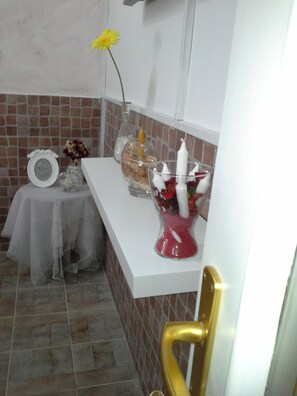 Interior - the gardens of capodimonte 2 with swimming pool and wi-fi (Napoli)