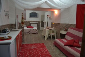 2 bedrooms, iron/ironing board, WiFi, bed sheets - the gardens of capodimonte 2 with swimming pool and wi-fi (Napoli)