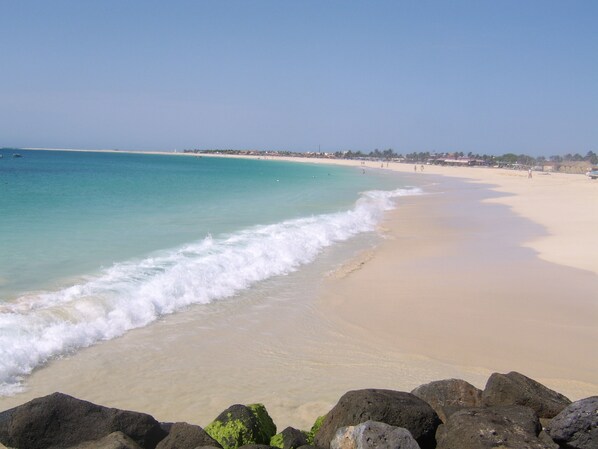 Ranta lähistöllä, rantapyyhkeitä