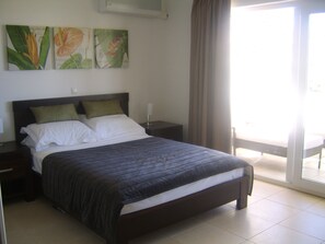 2 makuuhuonetta, silitysrauta/-lauta, vuodevaatteet