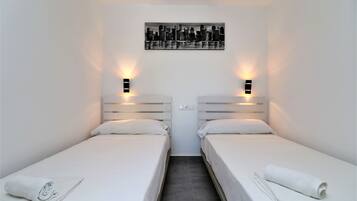 1 slaapkamer, een kluis op de kamer, een strijkplank/strijkijzer