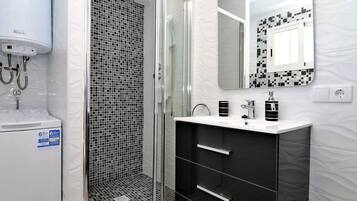 Een douche, handdoeken