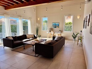 Smart TV, books - Modern house with private pool, close to the beach (Saint-Cyprien)