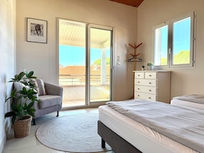 3 habitaciones, escritorio y tabla de planchar con plancha