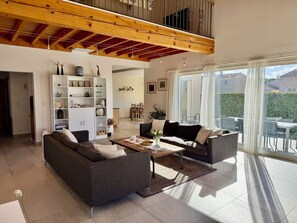 Smart TV, books - Modern house with private pool, close to the beach (Saint-Cyprien)