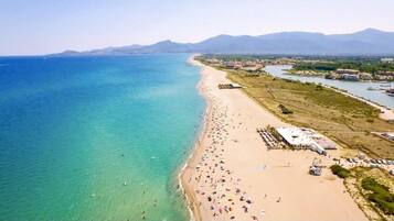 Plage à proximité, chaises longues