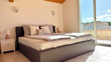 3 chambres, bureau, fer et planche Ă repasser, lit parapluie