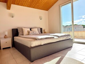 3 bedrooms, desk, iron/ironing board, travel cot - Modern house with private pool, close to the beach (Saint-Cyprien)